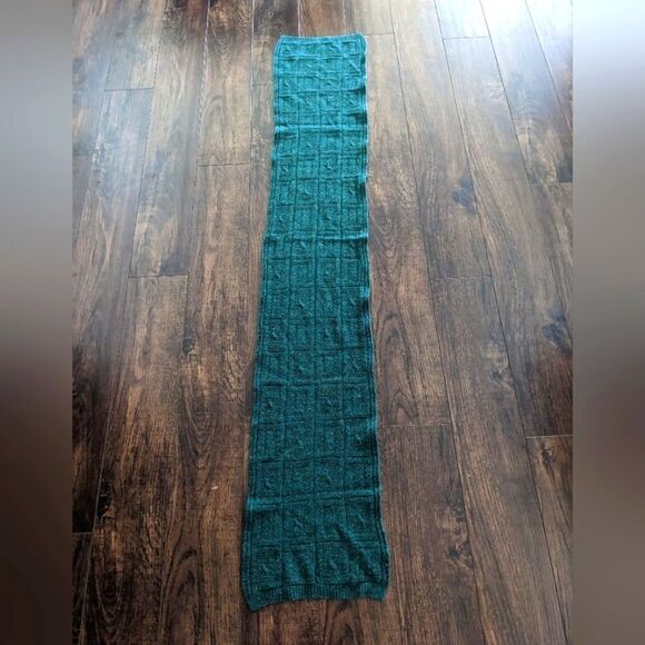 $5 Item! Long Rich Green Square Pattern Knit Scarf - Picture 6 of 7